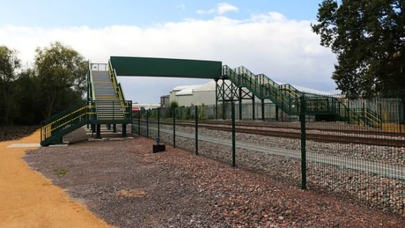 East West Rail installs ‘railway first’ footbridge in Bicester